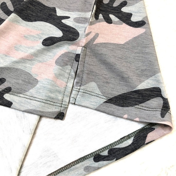 ⭐️ 5 for $25 Camo Print Short Sleeve Basic Tee with Front Pocket Size M - Picture 5 of 8